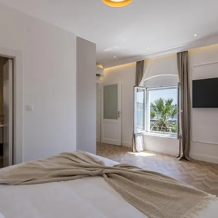 Apartment Seafront Luxury Apt With Balcony And Amazing View *