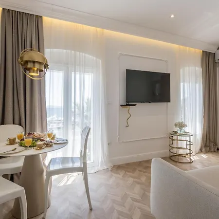 Apartment Seafront Luxury Apt With Balcony And Amazing View