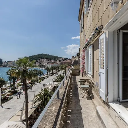 Seafront Luxury Apt With Balcony And Amazing View Apartment